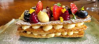 Milhojas con crema pastelera de yuzu y coco, terminada con frutos rojos en zumo de limón