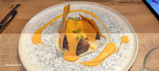 Solomillo de cerdo ibérico con puré de papas y salsa de almogrote