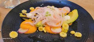 Aguacate a la brasa con puré de batata de Lanzarote, aire de citricos y encurtidos