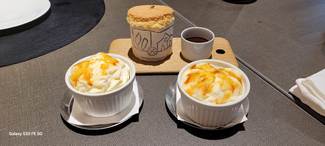 ." Pa de Pessic" (bizcocho catalán) con chocolate y espuma de crema catalana.