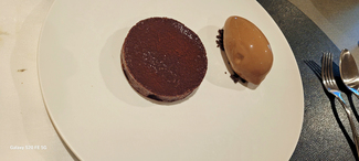 Pastel de chocolate y sorbete de cacao