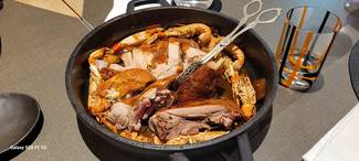 Polleta de la casa con cigalas de Blanes y picada, troceada para servir