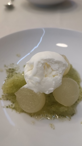 Bolas de melón con helado de yogurt