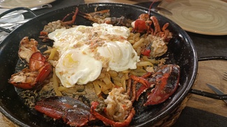 Bogavante con huevos y patatas fritas