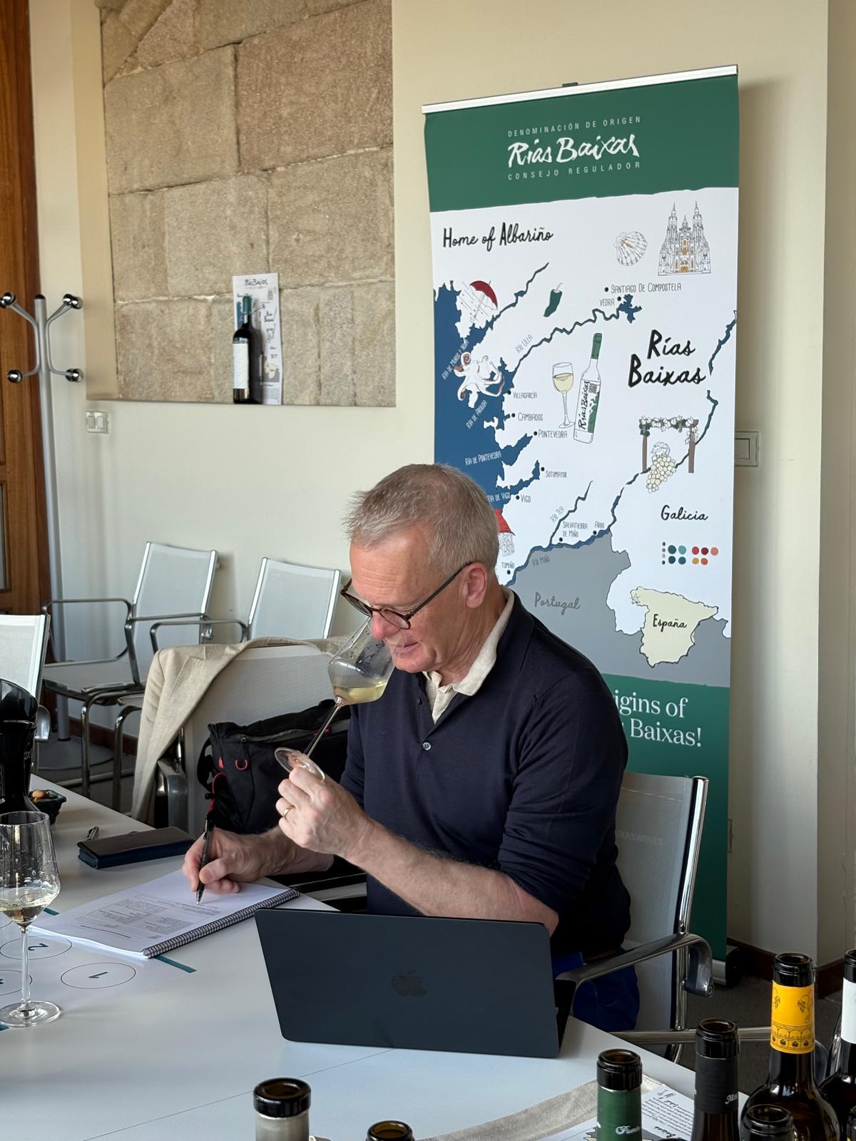 Tim Atkin sigue descubriendo la D.O. Rías Baixas y sus variedades autóctonas