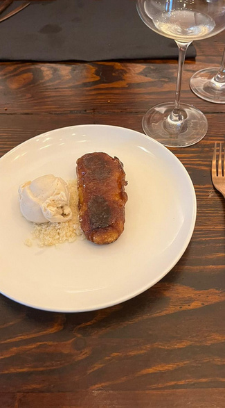 Xuixo caramelizado con helado de vainilla