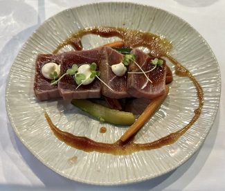 Tataki de lomo de atún, verduras salteadas con soja y mayo de trufa