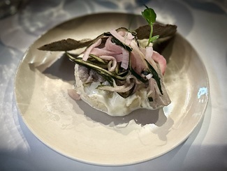 Timbal de ensaladilla japo con mahonesa de wasabi, sangacho de atún rojo escabechado y encurtidos