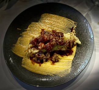 Tartar de lomito de cola de atún, puerro en tempura y salsa romesco