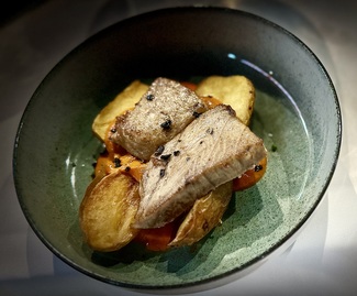 Ventresca de atún rojo a la brasa y nuestras bravas