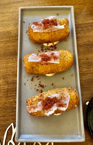 Croqueta de jamón ibérico con velo de tocino