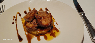 Escalopas de foie sobre un fondo de manzana caramelizada