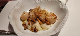 Vieiras  asadas con parmentier de patata, setas y ajos tiernos crujientes