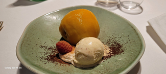 Melocotón de viña hecho al vino con helado de vainilla.