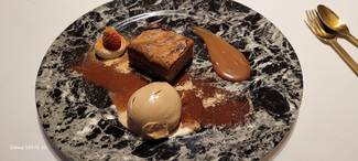 Pastel de avellanas con helado de café