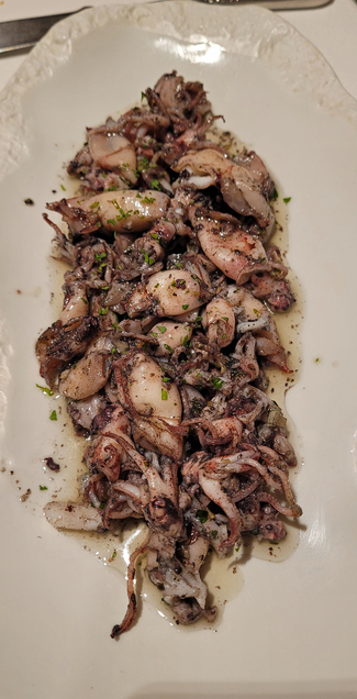 Chipirones salteados con ajo y perejil.