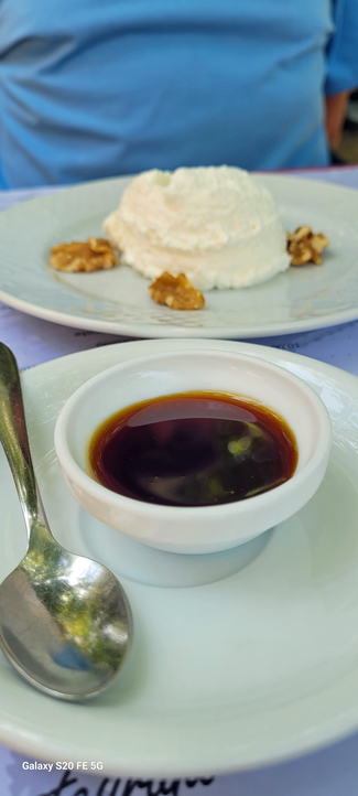 "Mató"(queso fresco tipico de Cataluña) con miel de eucalipto.