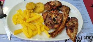 Cordero a la brasa con patatas caseras