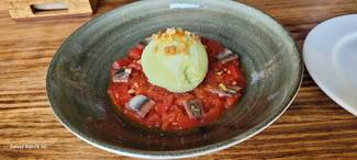 Tartar de tomate confirado con helado de aguacate, anchoas y pan crujiente