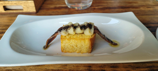 Aperitivo : Anchoa de l'Escala sobre brioche y mantequilla de Isigny ahumada en casa