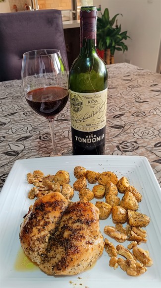 Con una pechuguita de pollo a la salvia con papas chaucha y nueces