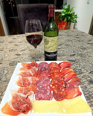 Con nuestro surtido de queso manchego curado, embutidos y jamón ibéricos.