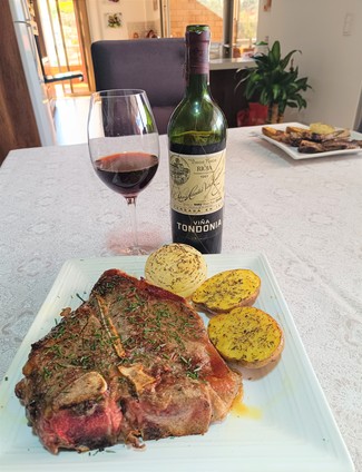 Con un brutal Porterhouse de 1 Kg al romero