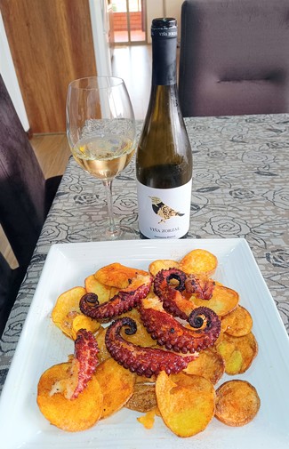 Con un pulpito a la plancha con papas al pimentón.