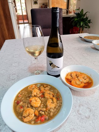 Con unas alubias blancas con langostinos y unas gambas al ajillo.