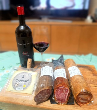 Con unos embutidos ibéricos y un queso de oveja curado y trufado