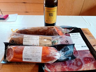 Con los embutidos y el jamón  ibéricos