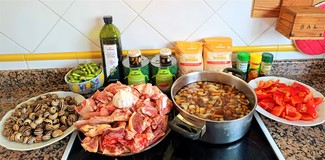 Preparativos del arroz de pato, costilla, setas y caracoles