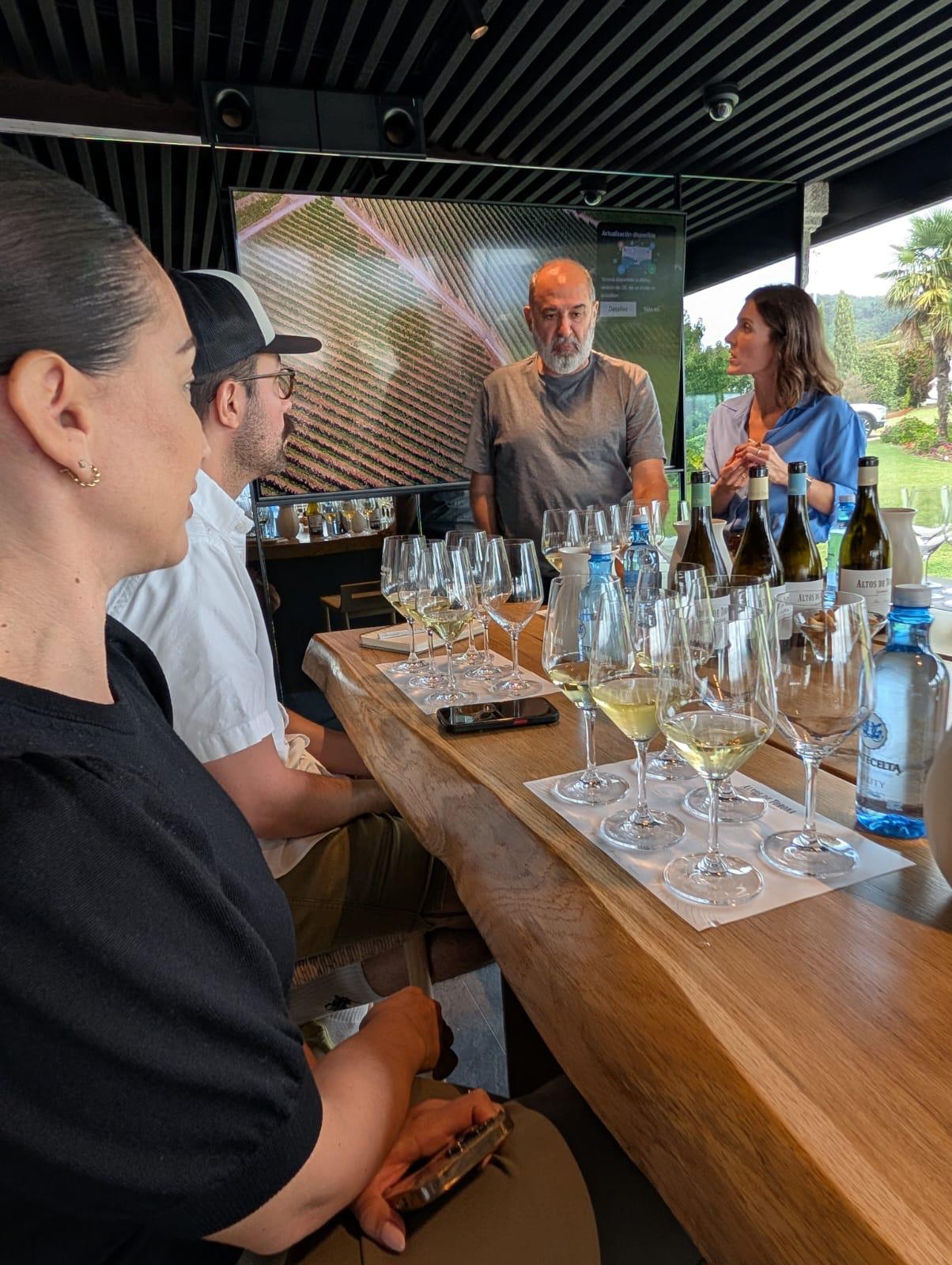 Cinco prescriptores de Estados Unidos experimentan la vendimia 2025 en la DO Rías Baixas