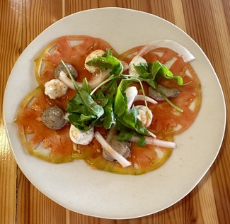 Ensalada de tomate con romesco, emulsionarles de kalamata y queso de cabra