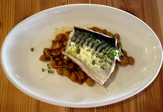 Caballa con garbanzos