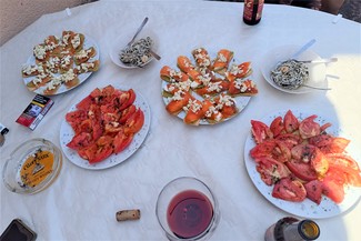 Con el aperitivo, gulas, tomate y salmoncito con mozzarella