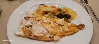 Dorada salvaje con refrito de ajos, patatas y verduritas.