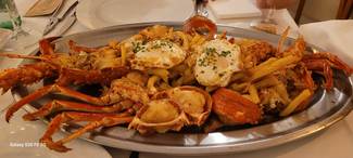 Langosta frita (1,150 Kg) con huevos fritos y patatas.