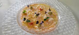 Carpaccio de quisquilla de la isla, con queso curado, guacamole con ajis asados