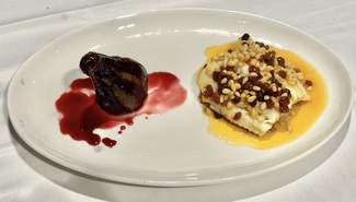 Bacalao con salsa agridulce de miel, pasas, piñones y cebolla caramelizada