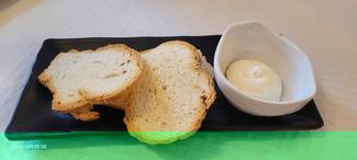 Aperitivo : pan tostado con queso fresco a las hierbas.