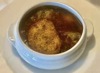 Sopa de cebolla con huevo, tomillo y gratinada