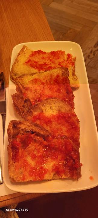 Pan de cristal tostado con tomate y AOVE