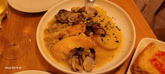 Calamares a la plancha con patatas almejas y habitas