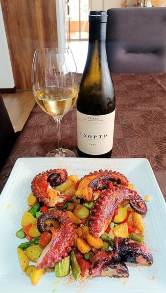 Con un pulpo a la plancha con papas, trigueros y pimiento