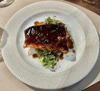 Salmón lacado con salsa teriyaki y edamame