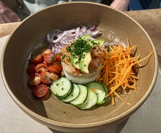 Poke bol de arroz y quinoa con aguacate y dados de salmón