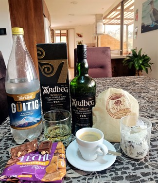 Con un café de Galápagos, un helado de guanábana y un chocolate con almendras.