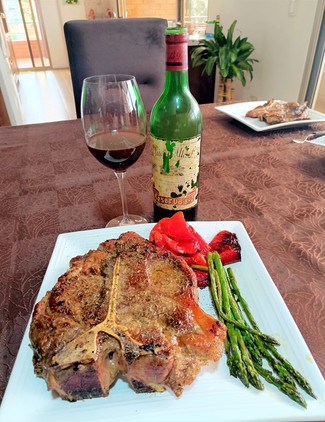 Con el Porterhouse de 1,115 Kgs al tomillo con trigueros y pimientos