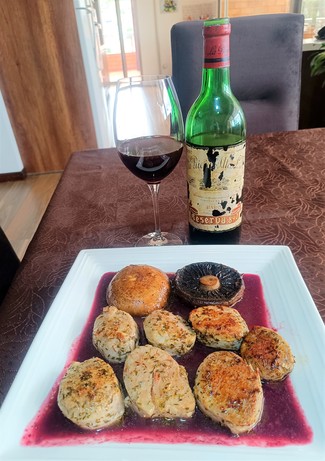 Con unos solomillitos de cerdo a la salvia con Portobellos en salsa de frutos del bosque